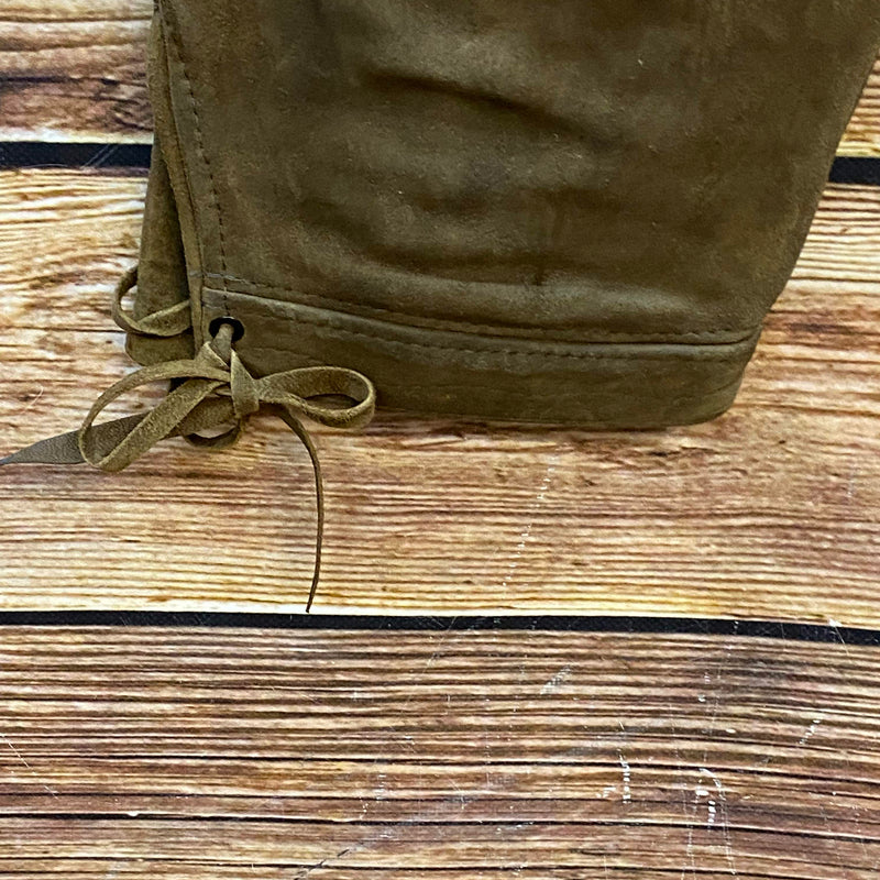 „Beinabschluss einer dunkelbraunen Kniebund Lederhose mit Schnürung und Vintage Patina“