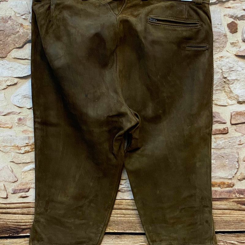 „Rückseite einer Vintage Lederhose dunkelbraun mit Gesäßtasche und schnürbaren Beinabschlüssen“