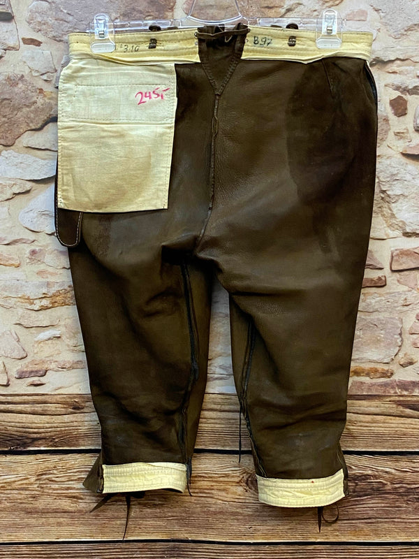 „Rückseite innen einer Beckert Moden Lederhose mit hellem Futter und Echtleder Verarbeitung“