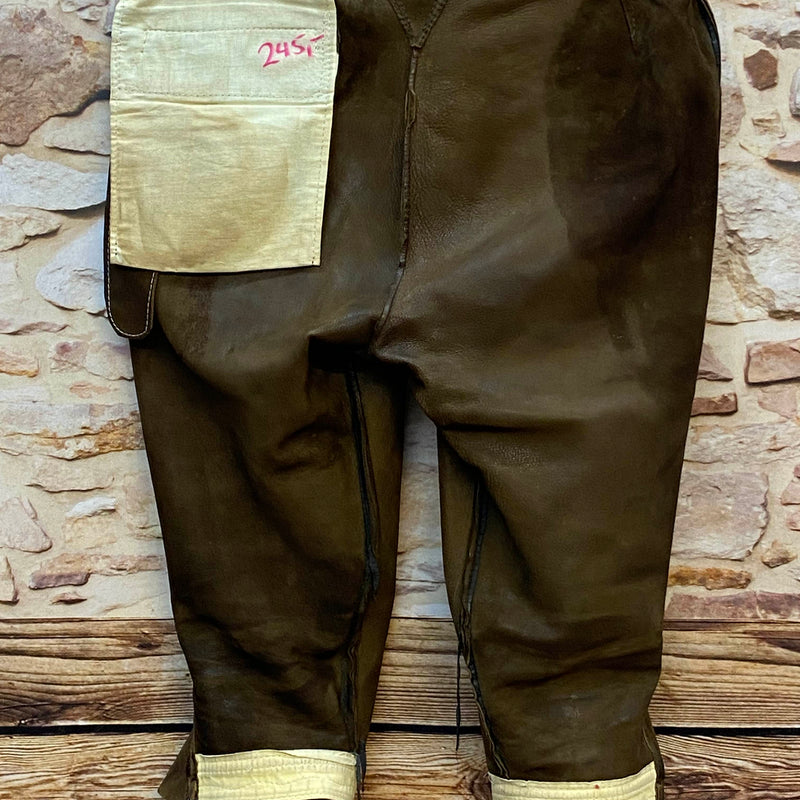„Rückseite innen einer Beckert Moden Lederhose mit hellem Futter und Echtleder Verarbeitung“