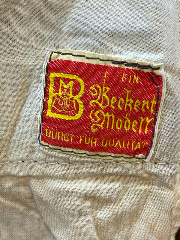 „Etikett Beckert Moden in einer hochwertigen Vintage Trachtenlederhose“