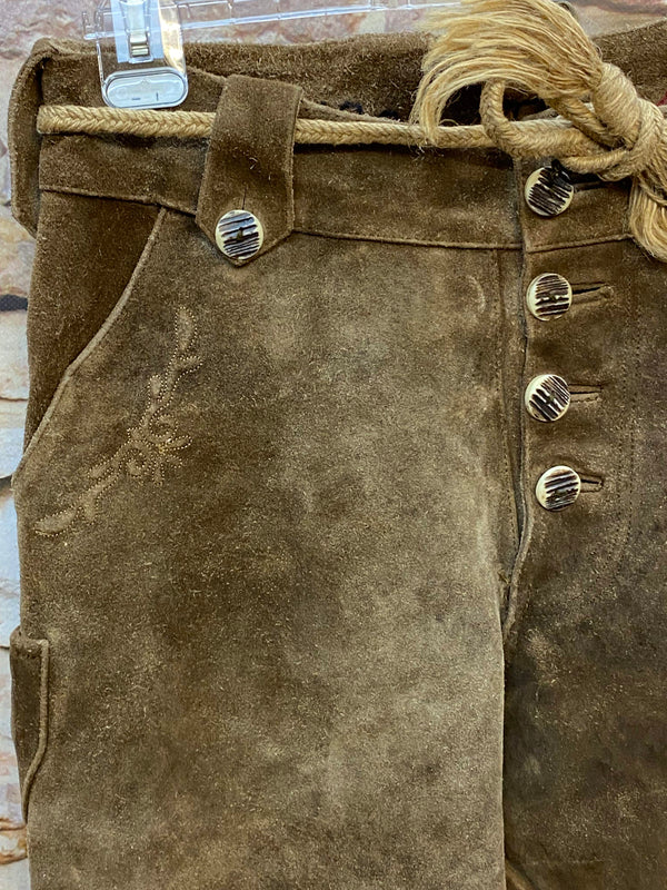 „Detailaufnahme braune Vintage Lederhose von 1886 Alphorn Trachten mit Stickerei und Kordelgürtel“
