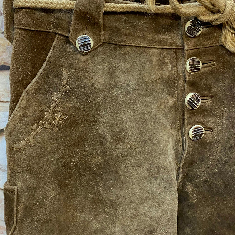 „Detailaufnahme braune Vintage Lederhose von 1886 Alphorn Trachten mit Stickerei und Kordelgürtel“