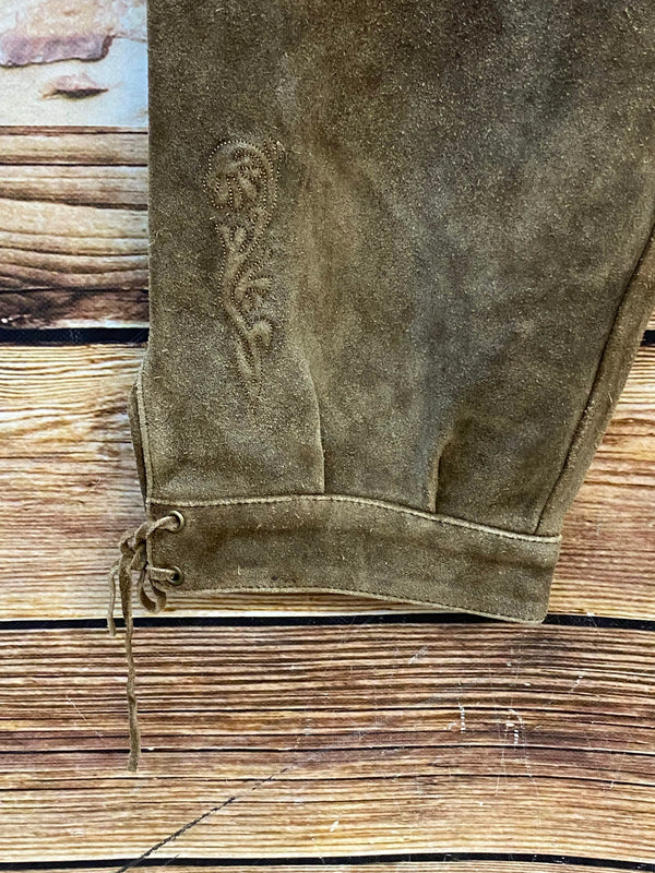 „Beinabschluss einer braunen Kniebund Lederhose mit Schnürung und Vintage Patina“