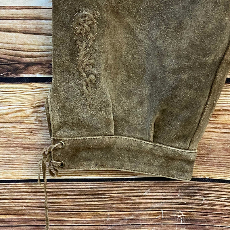 „Beinabschluss einer braunen Kniebund Lederhose mit Schnürung und Vintage Patina“