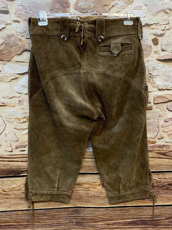 „Rückseite einer Vintage Alphorn Lederhose mit Schnürung am Bund und Gesäßtasche“
