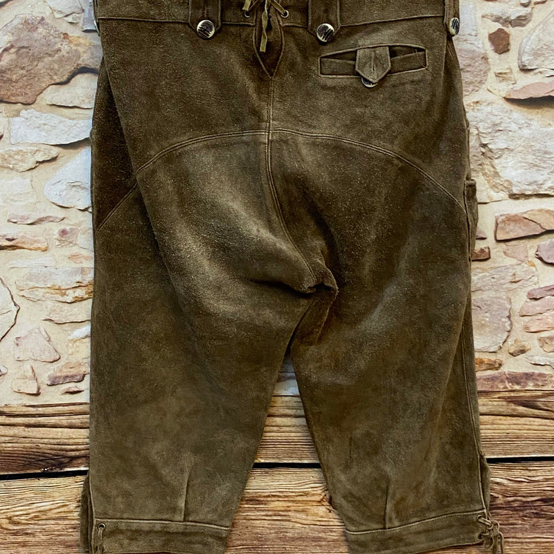 „Rückseite einer Vintage Alphorn Lederhose mit Schnürung am Bund und Gesäßtasche“