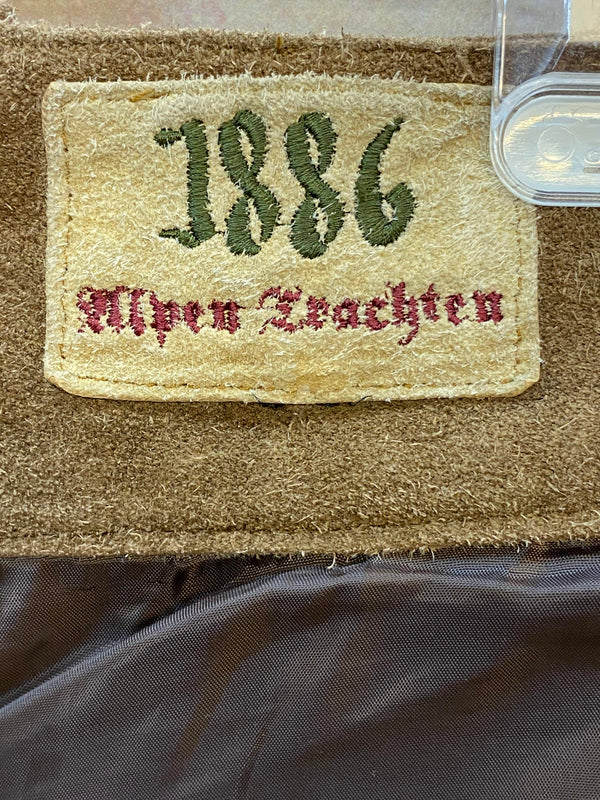 „Etikett 1886 Alphorn Trachten in einer hochwertigen Vintage Lederhose“