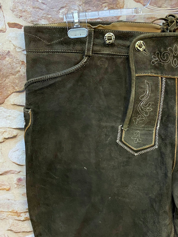 „Detailaufnahme olivbraune Kniebund Trachtenlederhose mit traditioneller Stickerei am Latz“