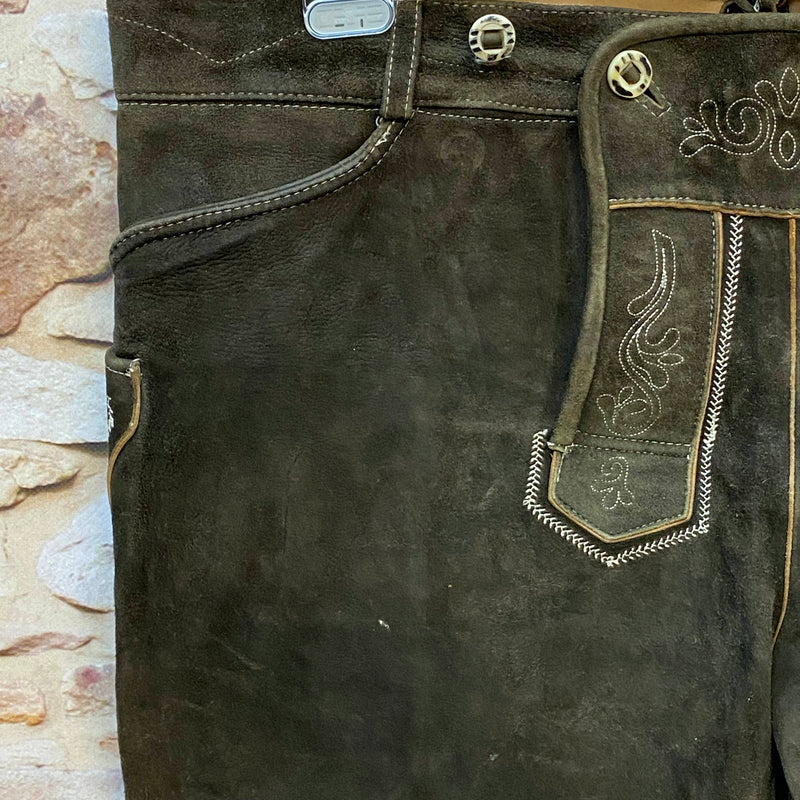 „Detailaufnahme olivbraune Kniebund Trachtenlederhose mit traditioneller Stickerei am Latz“