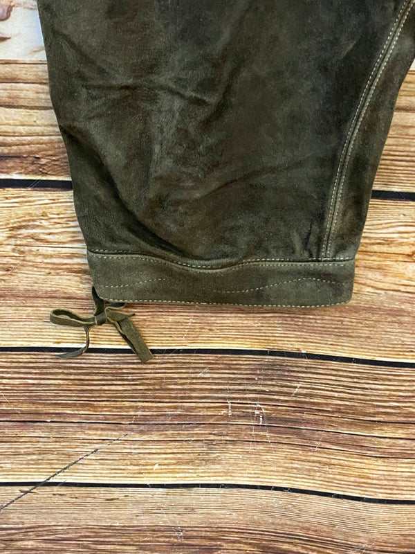 „Beinabschluss einer Vintage Trachten Lederhose mit Schnürung und kräftigem olivbraunem Leder“