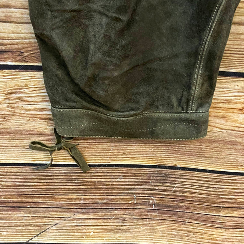 „Beinabschluss einer Vintage Trachten Lederhose mit Schnürung und kräftigem olivbraunem Leder“