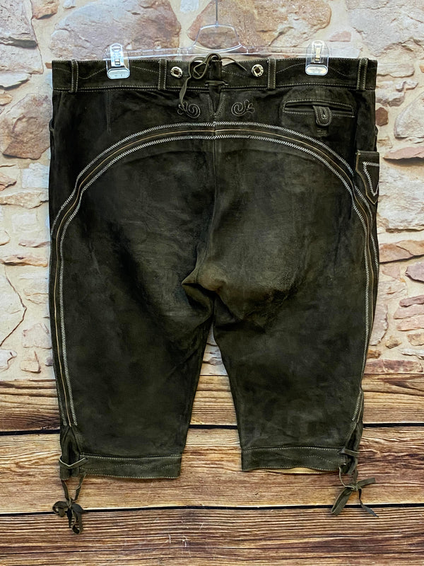 „Rückseite einer olivbraunen Stockerpoint Trachten Lederhose mit Ziernähten und Schnürung am Bund“
