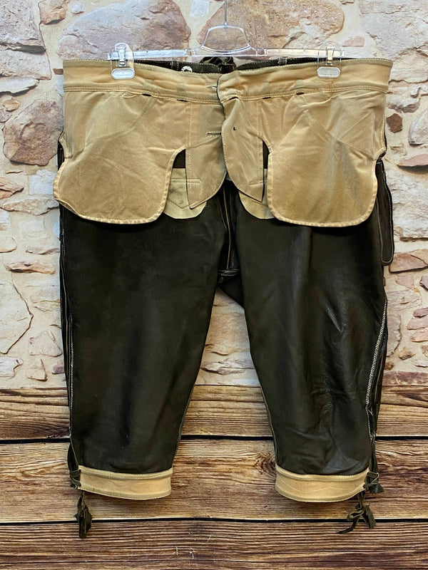 „Innenseite einer hochwertigen Trachtenlederhose Herren mit hellem Futter und Lederbesatz“