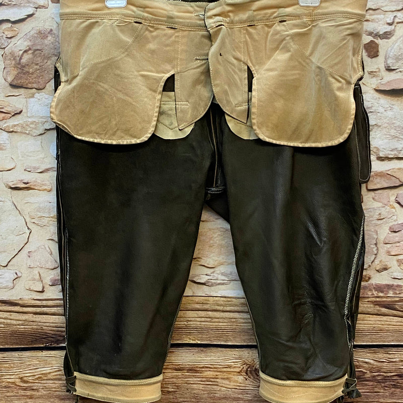 „Innenseite einer hochwertigen Trachtenlederhose Herren mit hellem Futter und Lederbesatz“