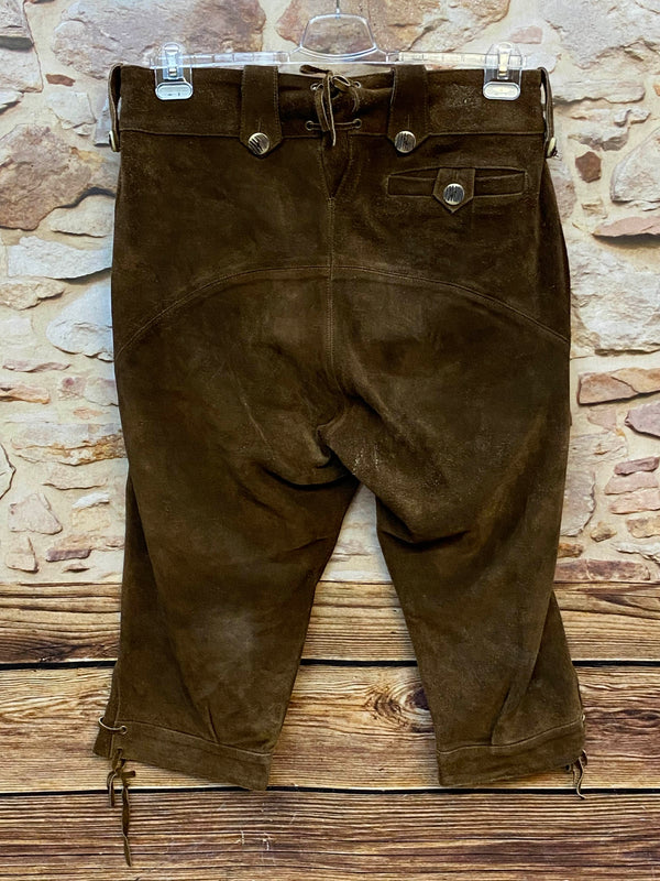 „Rückseite einer dunkelbraunen Trachten Lederhose Herren mit Gesäßtasche, Hornknöpfen und Schnürung“