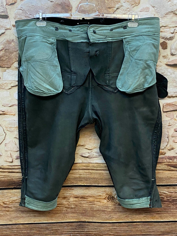 „Innenseite einer hochwertigen Trachten Lederhose Herren mit Lederbesatz und hellem Futter“