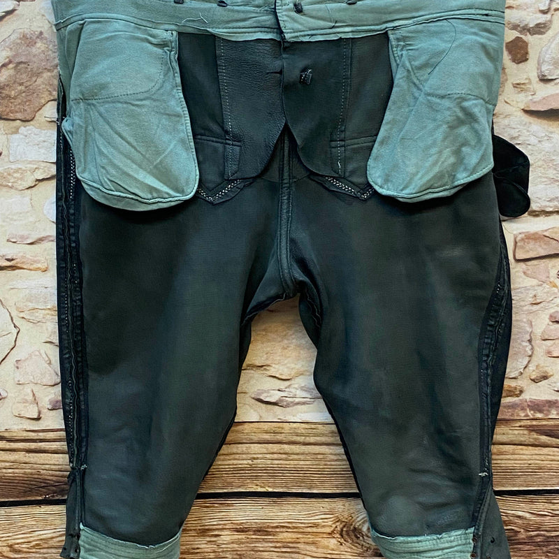 „Innenseite einer hochwertigen Trachten Lederhose Herren mit Lederbesatz und hellem Futter“