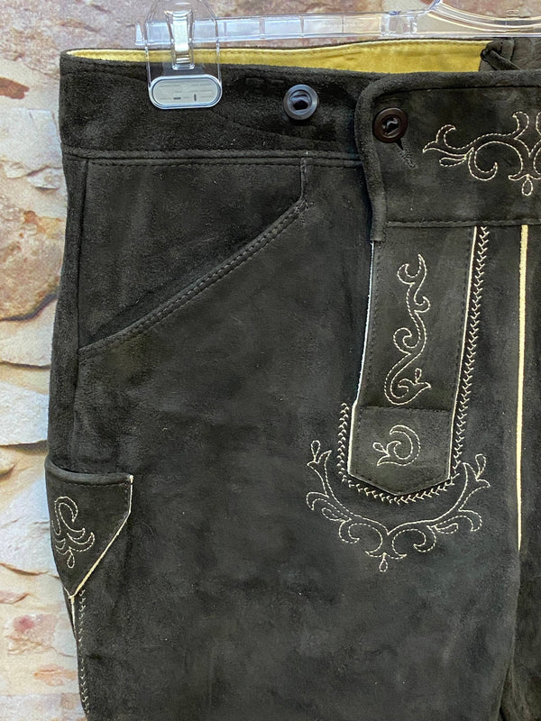 „Detail Latz Stickerei Trachtenlederhose dunkelbraun hochwertig“