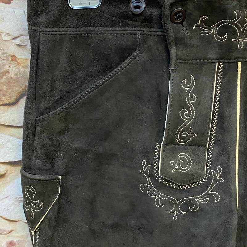 „Detail Latz Stickerei Trachtenlederhose dunkelbraun hochwertig“