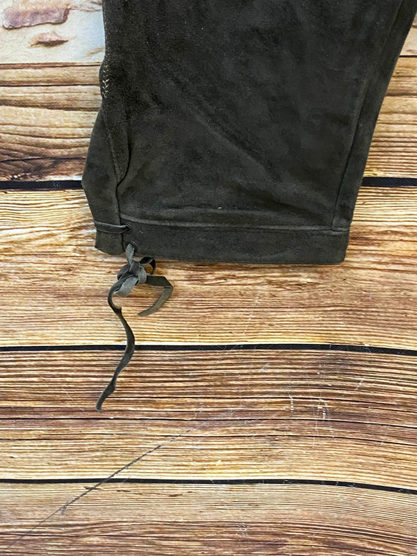 „Kniebund Lederhose Herren mit Schnürung Detail dunkelbraun“