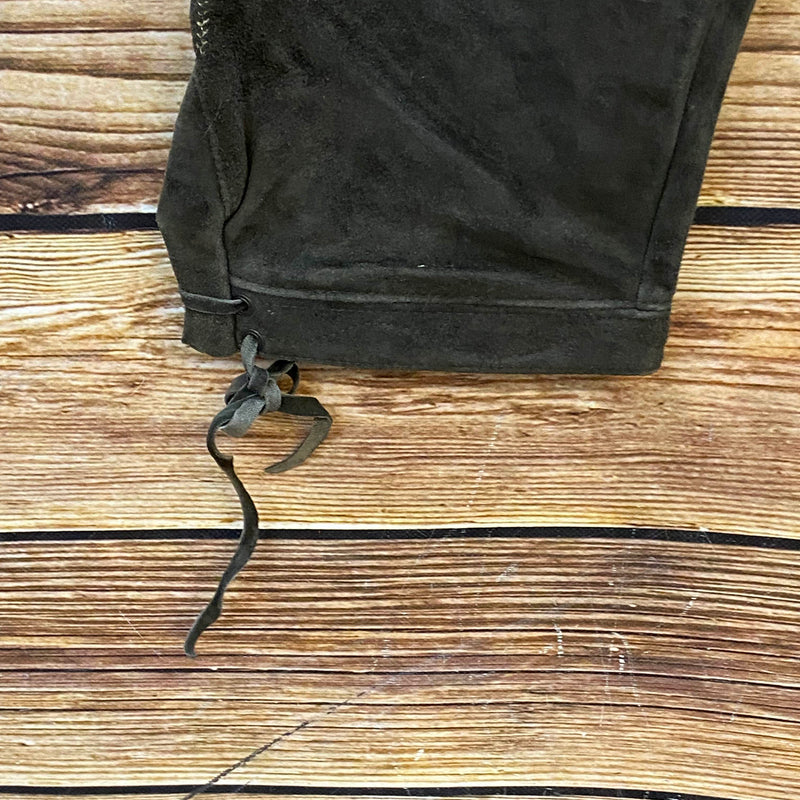 „Kniebund Lederhose Herren mit Schnürung Detail dunkelbraun“