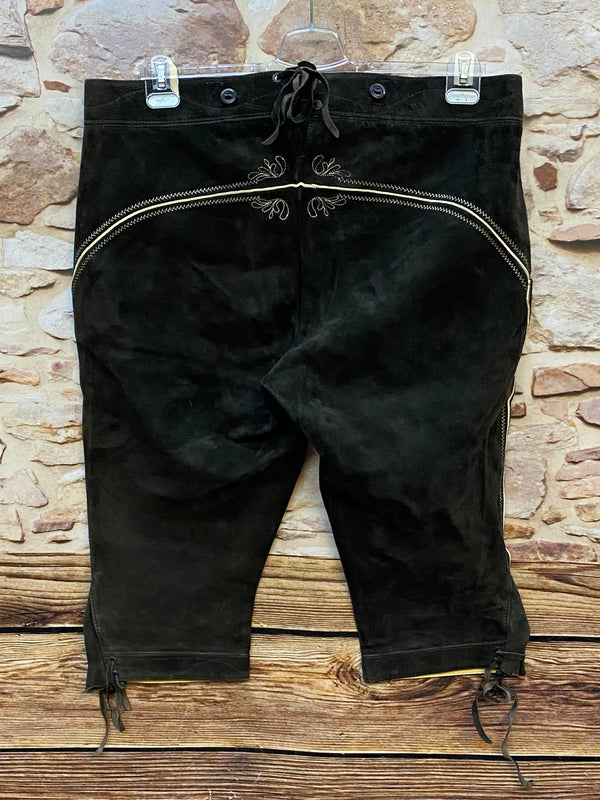 „Original Lederhose Herren dunkelbraun Rückseite mit Stickerei und Paspel“