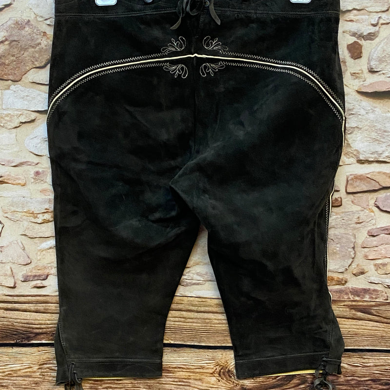 „Original Lederhose Herren dunkelbraun Rückseite mit Stickerei und Paspel“