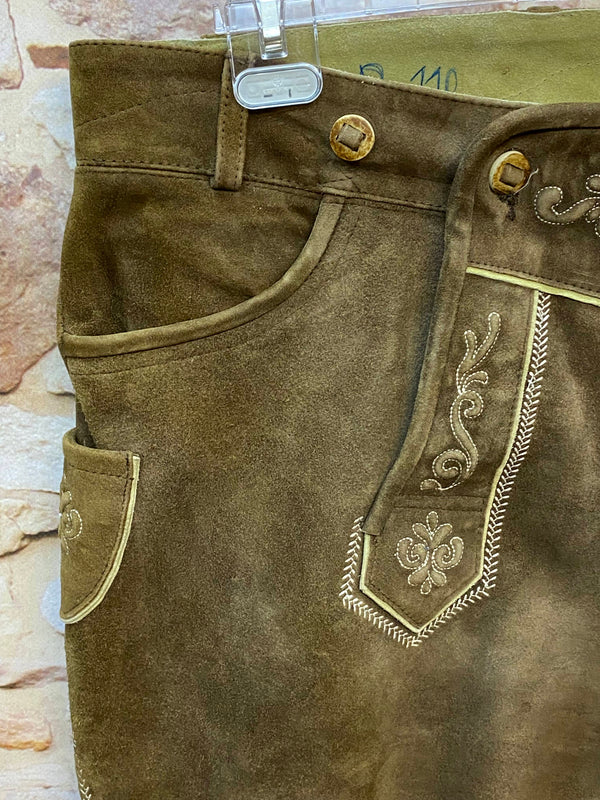 „Detail Latz Stickerei Trachtenlederhose olivbraun hochwertig“