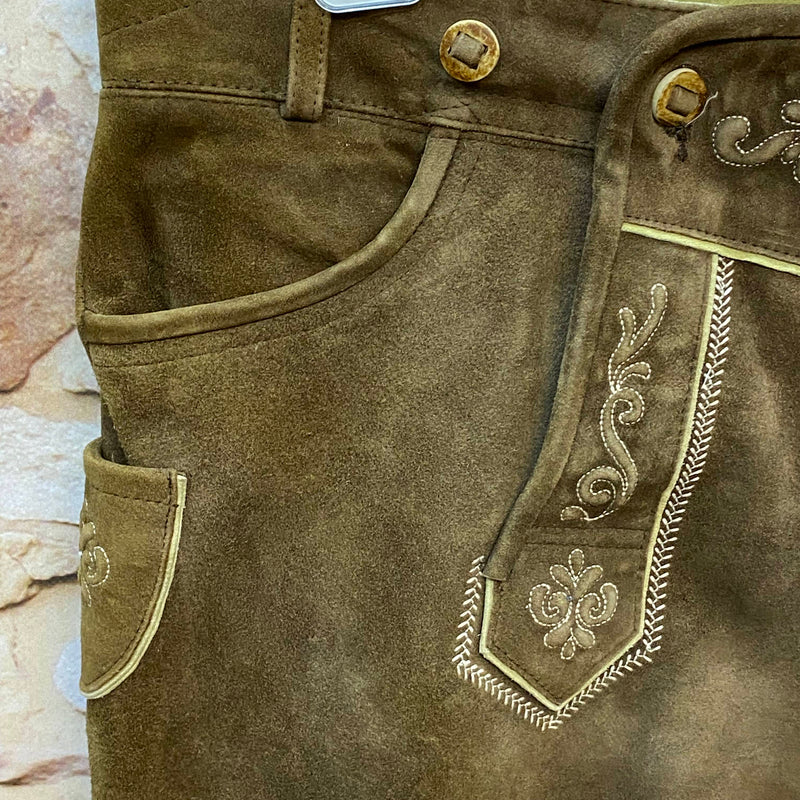 „Detail Latz Stickerei Trachtenlederhose olivbraun hochwertig“