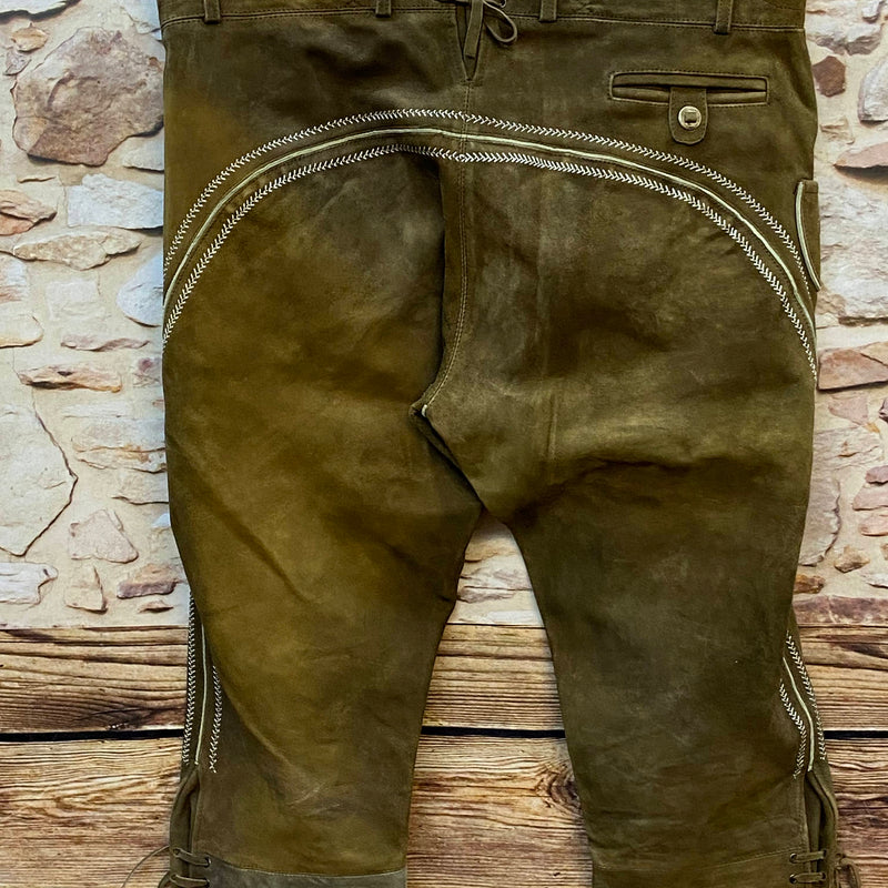 „Original Lederhose Herren olivbraun Rückseite mit Ziernähten“
