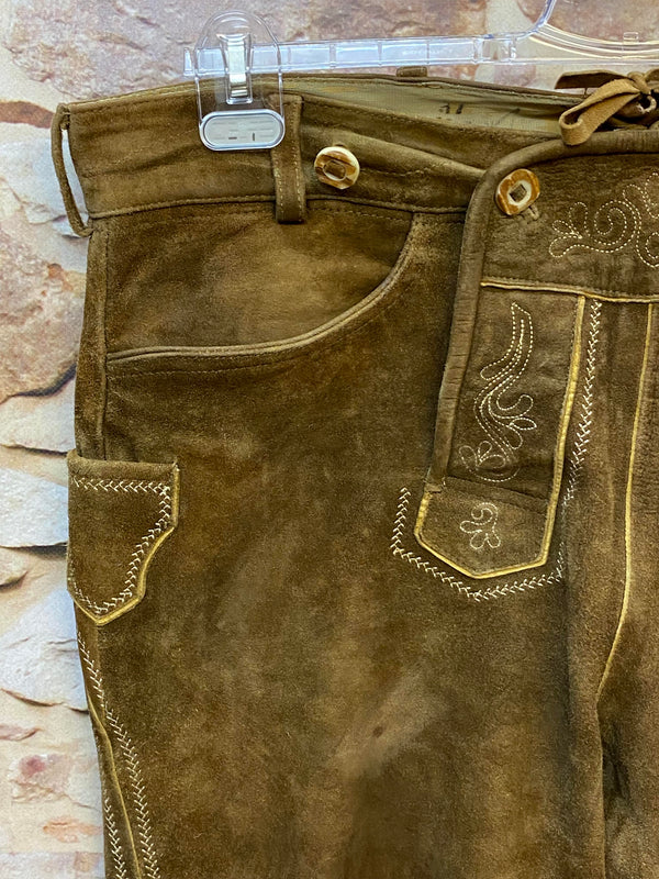 „Detail Stickerei Latzbereich Trachtenhose braun hochwertig“