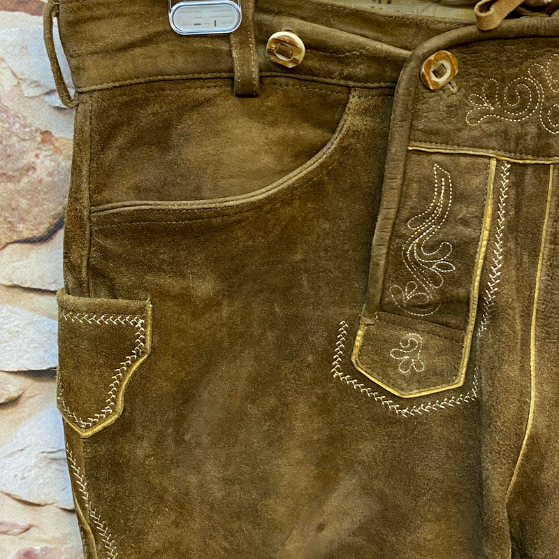 „Detail Stickerei Latzbereich Trachtenhose braun hochwertig“