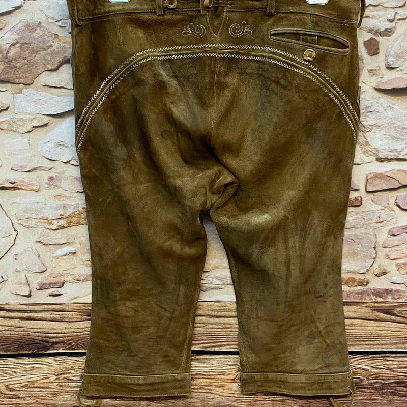 „Original Lederhose Herren olivbraun Rückseite mit traditioneller Nahtführung“