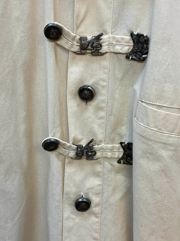„Trachten-Detail mit dekorativen Metallhaken auf dem Vintage Herrenhemd“