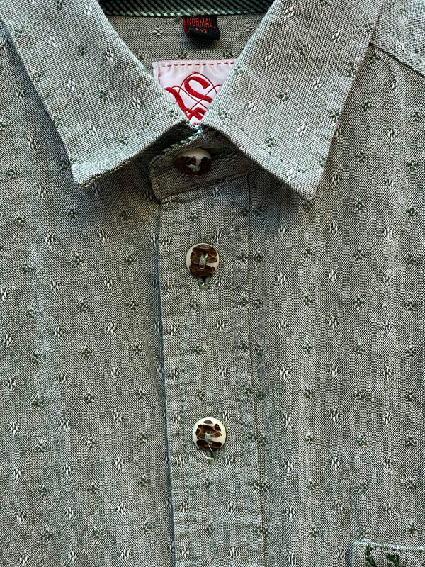 „Trachtenhemd Herren Detail Brusttasche Stickerei grün“
