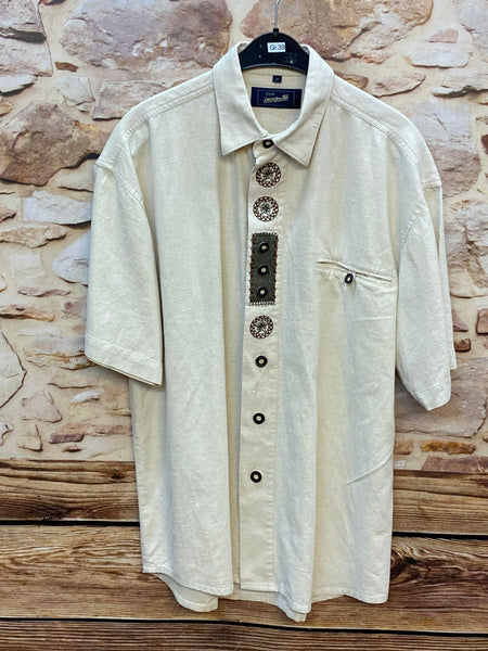 „Vintage Trachtenhemd für Herren in Naturweiß mit dekorativen Stickdetails“
