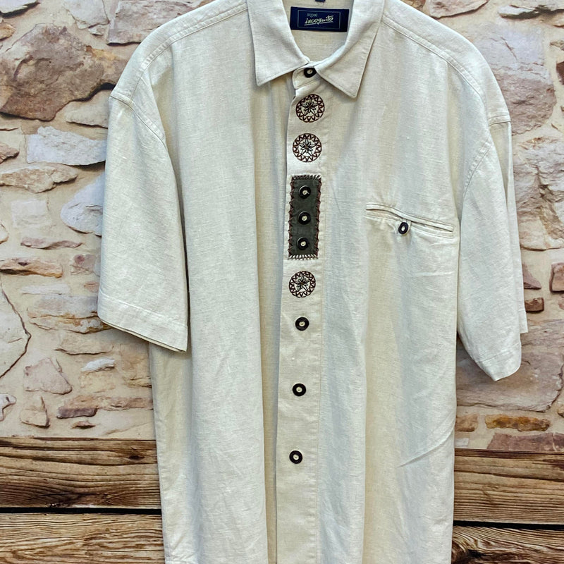 „Vintage Trachtenhemd für Herren in Naturweiß mit dekorativen Stickdetails“
