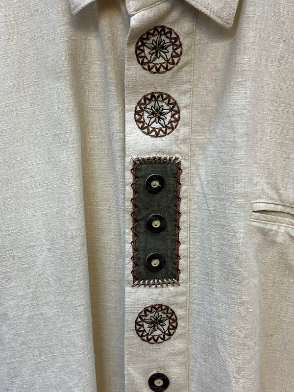 „Bestickte Zierelemente und Kontrastknöpfe am Vintage Trachtenhemd im Detail“