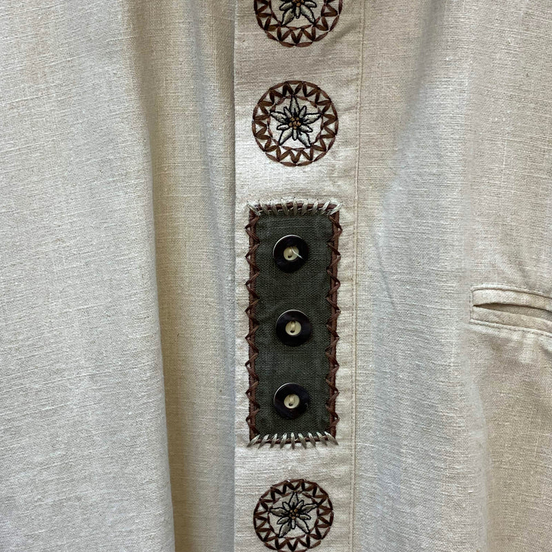 „Bestickte Zierelemente und Kontrastknöpfe am Vintage Trachtenhemd im Detail“
