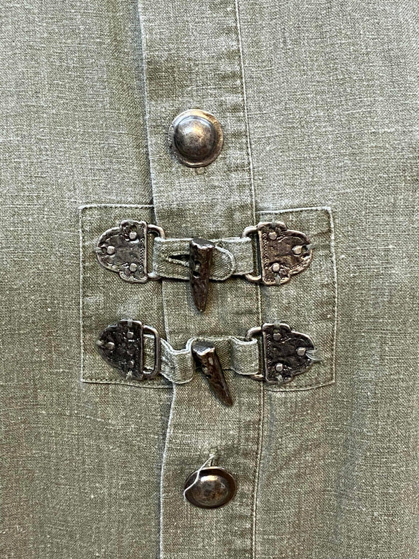 „Detail Metallschnallen Trachtenhemd Landhaus Stil oliv“