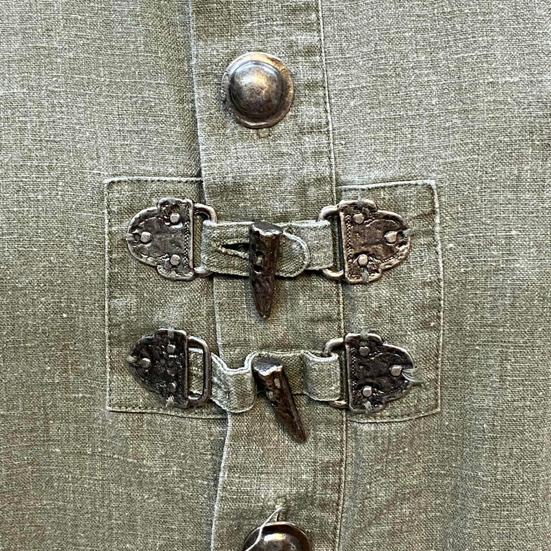 „Detail Metallschnallen Trachtenhemd Landhaus Stil oliv“