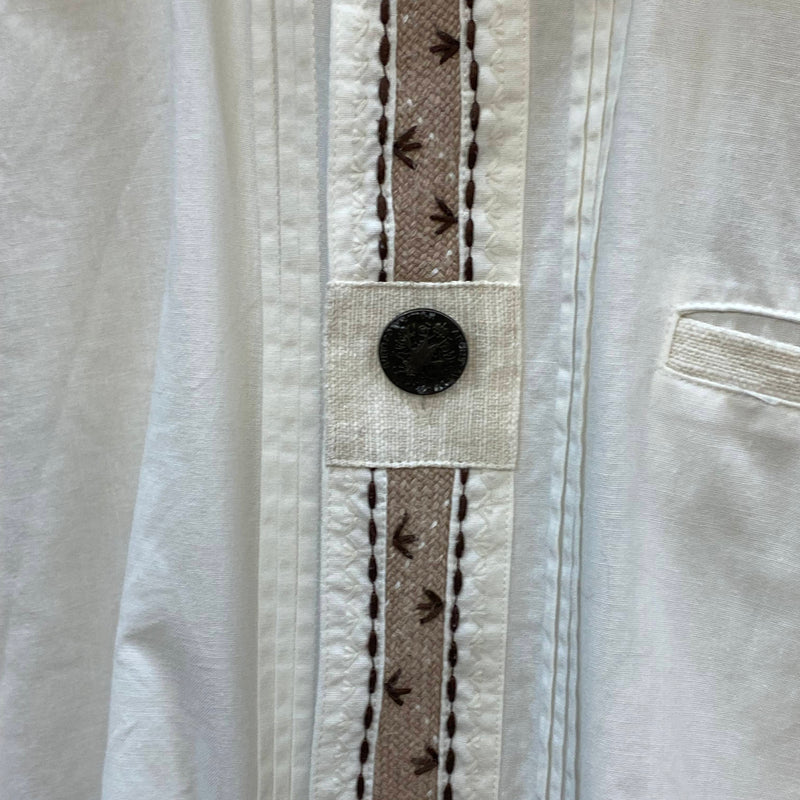 „Brustleiste des Vintage Trachtenhemds mit traditionellem Muster im Detail“