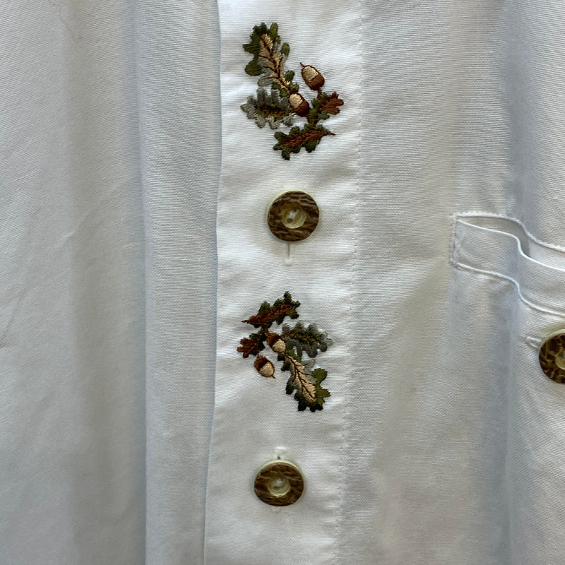 „Bestickte Frontleiste des Vintage Trachtenhemds mit Eichenlaub- und Eichelmotiven“
