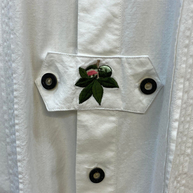 „Bestickte Zierlasche auf dem Vintage Trachtenhemd im Detail“
