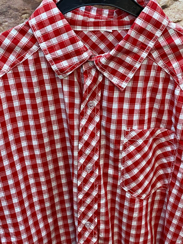 „Detailansicht von einem rot weiß karierten Trachtenhemd für Herren aus Baumwolle“