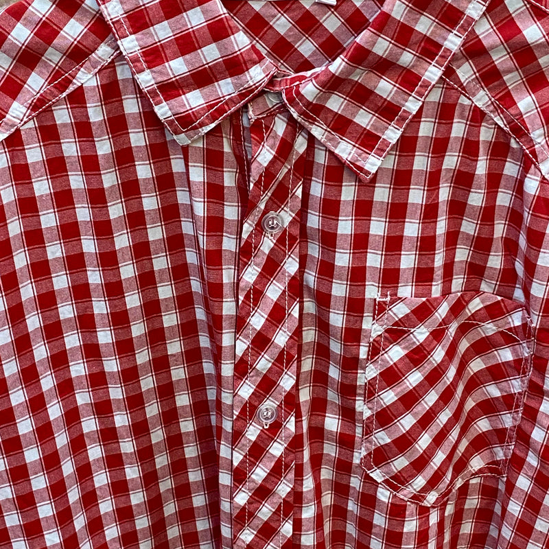 „Detailansicht von einem rot weiß karierten Trachtenhemd für Herren aus Baumwolle“