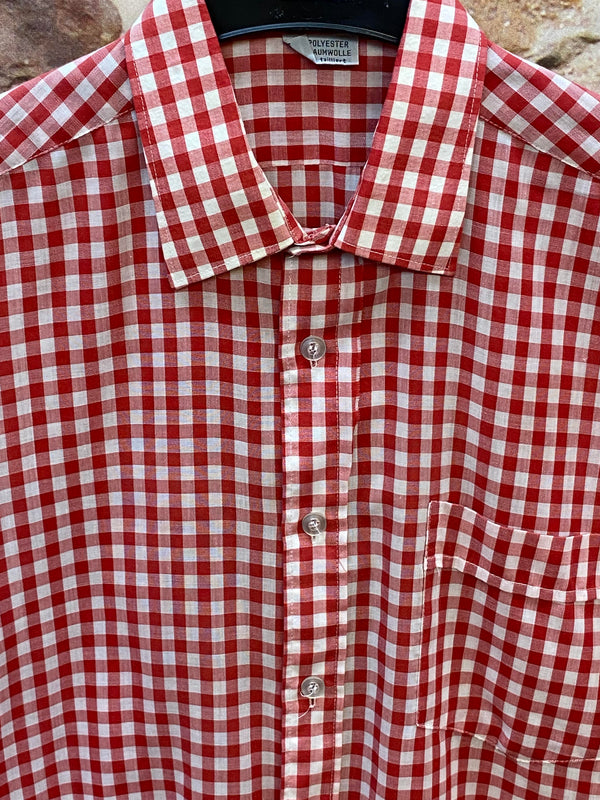 „Detailansicht eines rot weiß karierten Herren Trachtenhemds mit Hemdkragen und Knopfleiste“