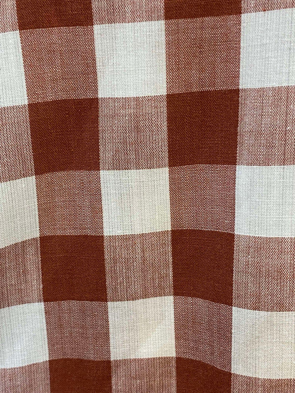 „Nahaufnahme des rot weißen Karomusters eines Vintage Trachtenhemds für Herren im Landhausstil“