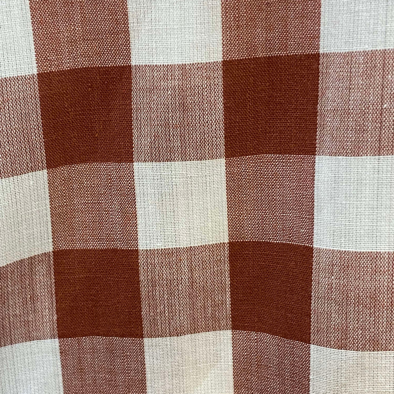 „Nahaufnahme des rot weißen Karomusters eines Vintage Trachtenhemds für Herren im Landhausstil“